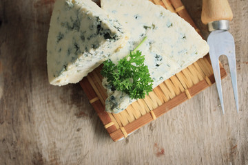 Fototapeta na wymiar Blue cheese with parsley