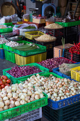 Frücht und Gemüse und Knollen und Gewürze auf dem Markt in Vietnam