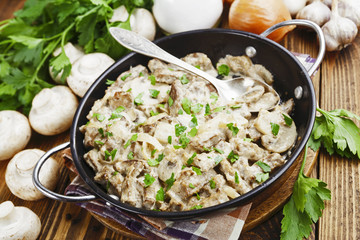 Liver with mushrooms in sour cream