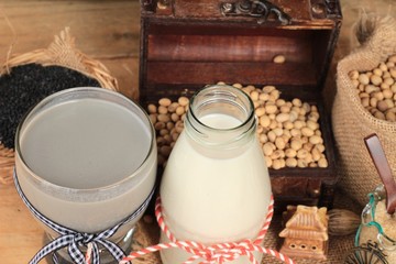Soybean milk and soybean milk mix black sesame .