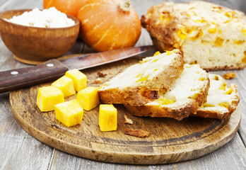 Pie with pumpkin and curd
