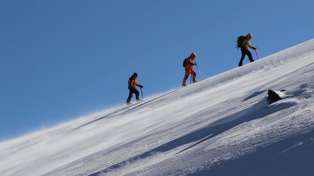 escaladores hacia la cumbre