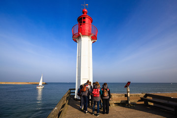 young people look at the map of the lighthouse in the city of De