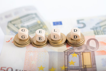 Geld Wüfel auf Banknoten