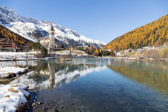 Kirche hinter einem See in den Alpen (Sulden/S&uuml;dtirol/Italien)