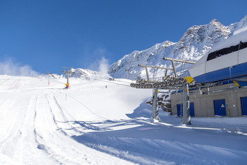 Fototapeta na wymiar Skilift in den italienischen Alpen (Sulden/Südtirol)