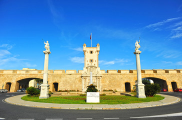 Puerta de Tierra, murallas de Cádiz, Andalucía, España