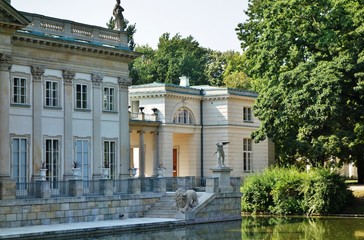 Fototapeta na wymiar The baroque Lazienki Palace (Palac Lazienkowski) and gardens located in the Royal Baths Park in Warsaw