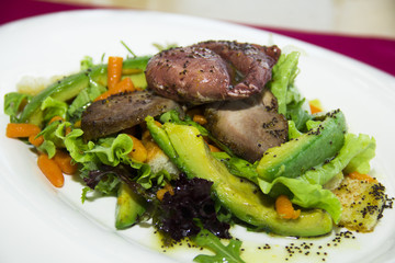 салат микс с яйцом пашот и индейкой