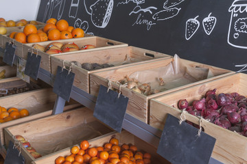 Warenregale in der Obst- und Gemüseabteilung