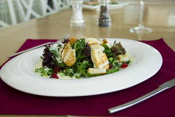 нежный салат с козьим сыром и йогуртовой заправкой