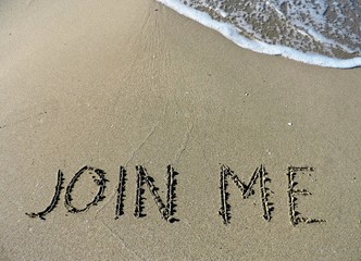 Fototapeta premium Inscription Join Me on wet sand