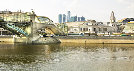 Fototapeta na wymiar Moscow, Kievsky bridge and railway station