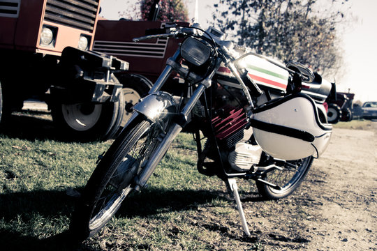Moto d'epoca immortalata ad un raduno