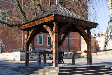 Zabytkowa studnia ręczna