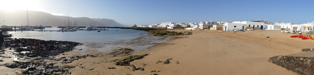 Fototapeta na wymiar Panorama Lanzarote. La Graciosa, Caleta del Sebo.