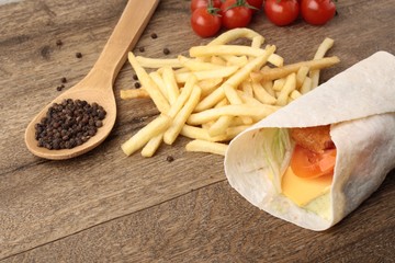 Grilled fish with tomato and onion in pita bread