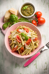 pasta with pesto  tomato e parmesan cheese flake