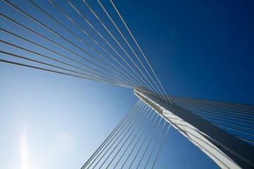 Foto auf Glas Wunderbare weiße Brückenstruktur über strahlend blauem Himmel © johoo