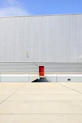 Photo sur Plexiglas Bâtiment industriel le mur de l& 39 usine de tôlerie avec l& 39 entrée de la porte rouge