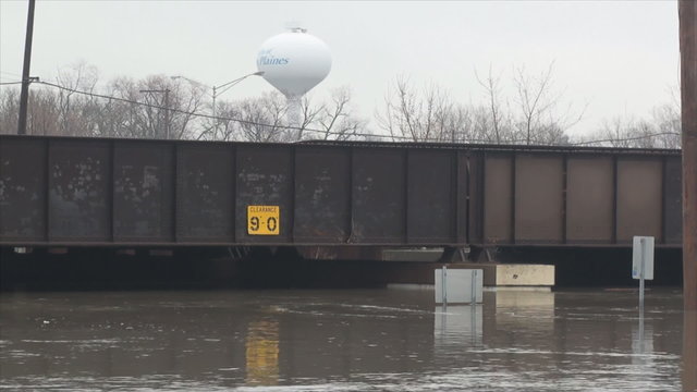 Overflowing Des Plaines River, view at the train bridge.
