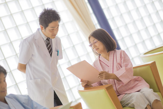 病院内の男性医師と女性患者・健康診断/検査