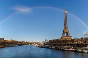Fototapeta na wymiar Paris, La Tour eiffel sous un arc-en-ciel