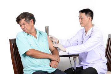 Obraz premium Doctor checking patient in the examination room.