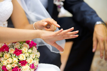 Obraz na płótnie Canvas Невеста показывает жениху палец, на который нужно надевать обручальное кольцо