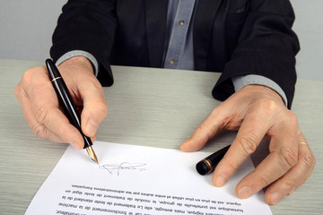 Homme signant un document