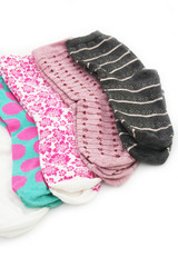 calzini corti colorati su sfondo bianco