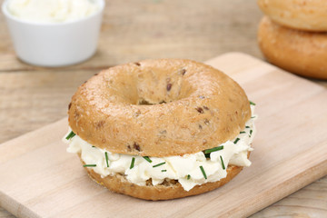 Bagel mit Frischkäse Käse Brötchen Sandwich zum Frühstück