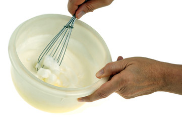 Battre des blancs en neige dans un saladier