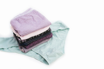 pila di mutande femminili colorate isolate su sfondo bianco. Abbigliamento intimo.