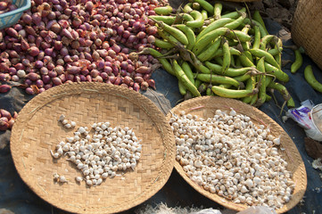 przyprawy sprzedawane na targu w Birmie