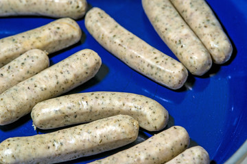 rohe Bratwürste in der Pfanne