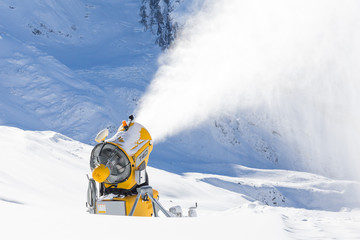 Schneekanone in den Bergen