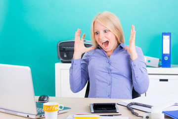 frau schaut schockiert auf ihr laptop