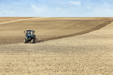 Obraz premium tractor in the field 