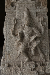 Fototapeta na wymiar Detalle de un bajorrelieve del dios Shiva en una columna blanca. Hampi, India. 
