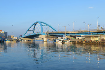 Obraz premium Bridge over river at fishing village in Korea.