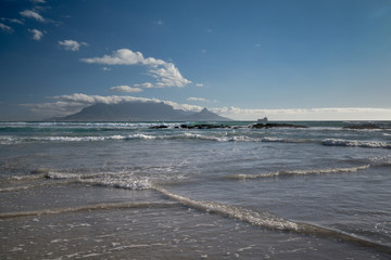 Kapstadt-Blick zum Tafelberg vom Strand aus