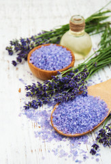 Obraz na płótnie Canvas lavender oil with bath salt