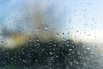 Wassertropfen an einer Fensterscheibe