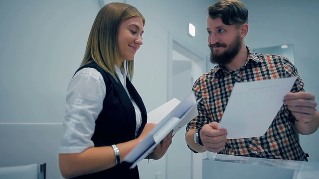 Administrator tells how to fill in questionnaire
