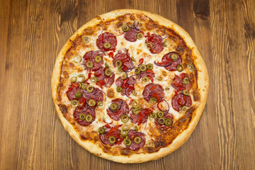 Pizza salami, oliwki i cebula
