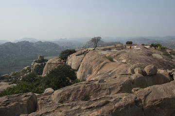 Colinas de piedra en lo alto del templo dedicado a Hanuman el dios mono es Hampi, India, 