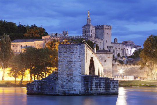 Bridge St. Benezet over Rhone River with Notre Dame des Doms Cathedral and Papal Palace, Avignon, Vaucluse, Provence, Provence-Alpes-Cote d'Azur, France