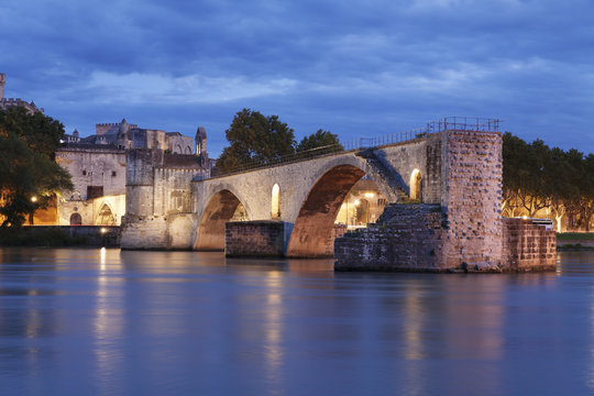 Bridge St. Benezet over Rhone River with Papal Palace, Avignon, Vaucluse, Provence, Provence-Alpes-Cote d'Azur, Southern France, France