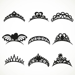 Set  silhouettes of tiaras of various shapes isolated on a white © Azuzl